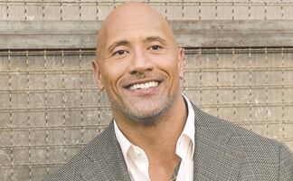 Video. 'The Rock' sorprende a su madre regalándole una casa