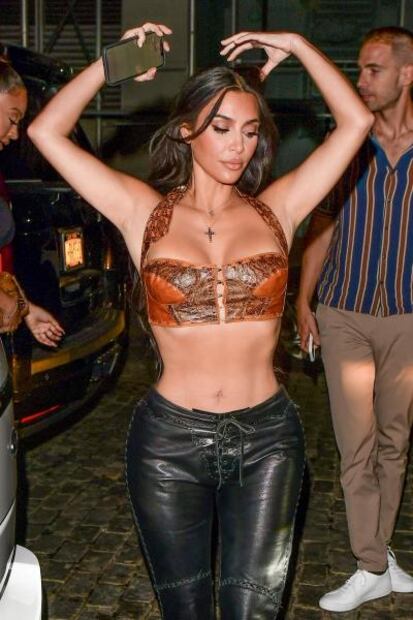 Kim Kardashian presume cintura con su top de cuero más pequeño