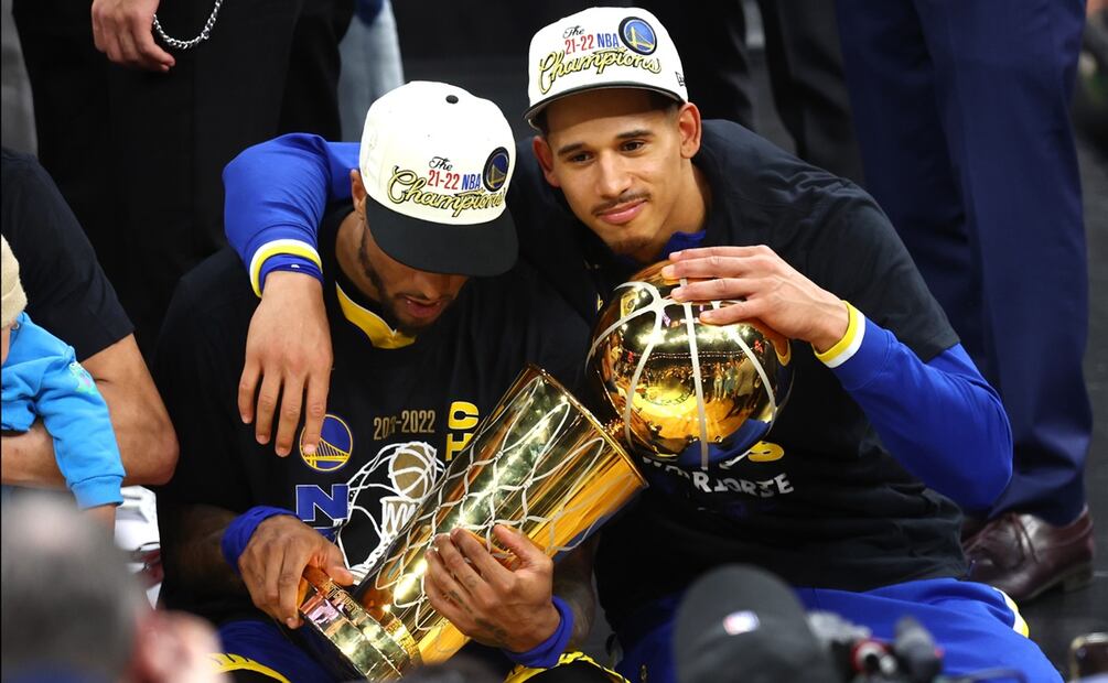 AMLO agradece a Juan Toscano, campeón de la NBA, por festejar con bandera mexicana