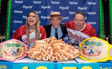 Campeona devora 39 hot dogs y medio; gana concurso Nathan’s del 4 de julio