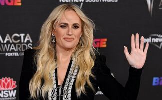 Rebel Wilson presume su dramática pérdida de peso con traje de baño