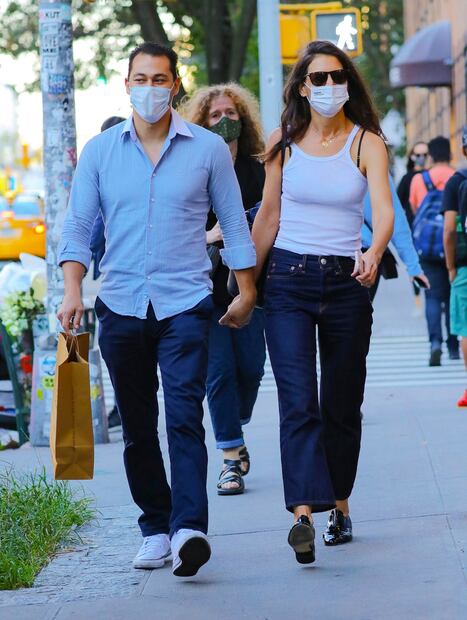 Katie Holmes irradia belleza junto a su nuevo novio en Nueva York