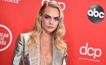 Cara Delevingne arrasa con traje de baño negro en playa de México