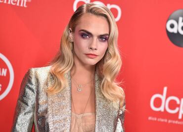 Cara Delevingne arrasa con traje de baño negro en playa de México