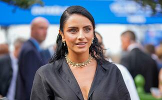 Aislinn Derbez destila belleza con vestido de raja en la Semana de la Moda de París