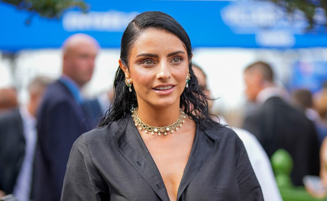 Aislinn Derbez destila belleza con vestido de raja en la Semana de la Moda de París. Foto: The Grosby Group