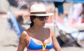 Eva Longoria se luce más bella que nunca a los 49 años con bikini multicolor