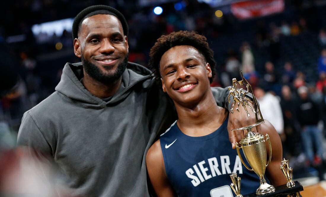 Bronny James, el hijo del astro de los Lakers LeBron James, fue hospitalizado tras sufrir un paro cardíaco mientras entrenaba (AP Photo/Jay LaPrete, File)