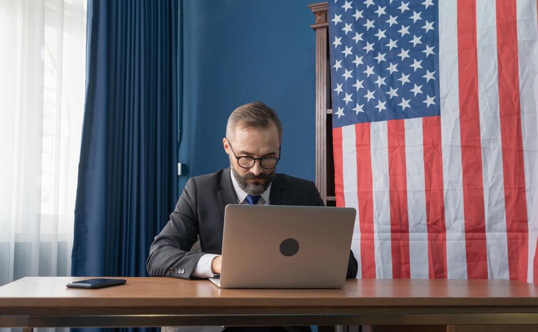 Trabaja en la Embajada de Estados Unidos en México y gana $275,118 pesos anuales; no se necesita licenciatura terminada Foto: iStock