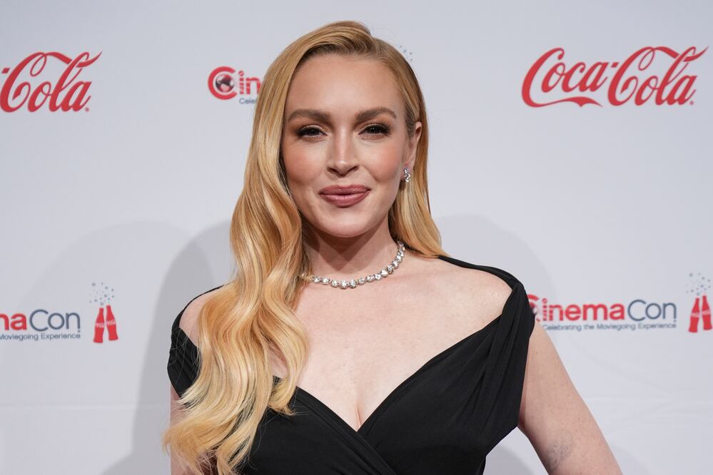 Lindsay Lohan, de 38 años, se luce como un Barbie con minivestido morado en Las Vegas. Foto: AP