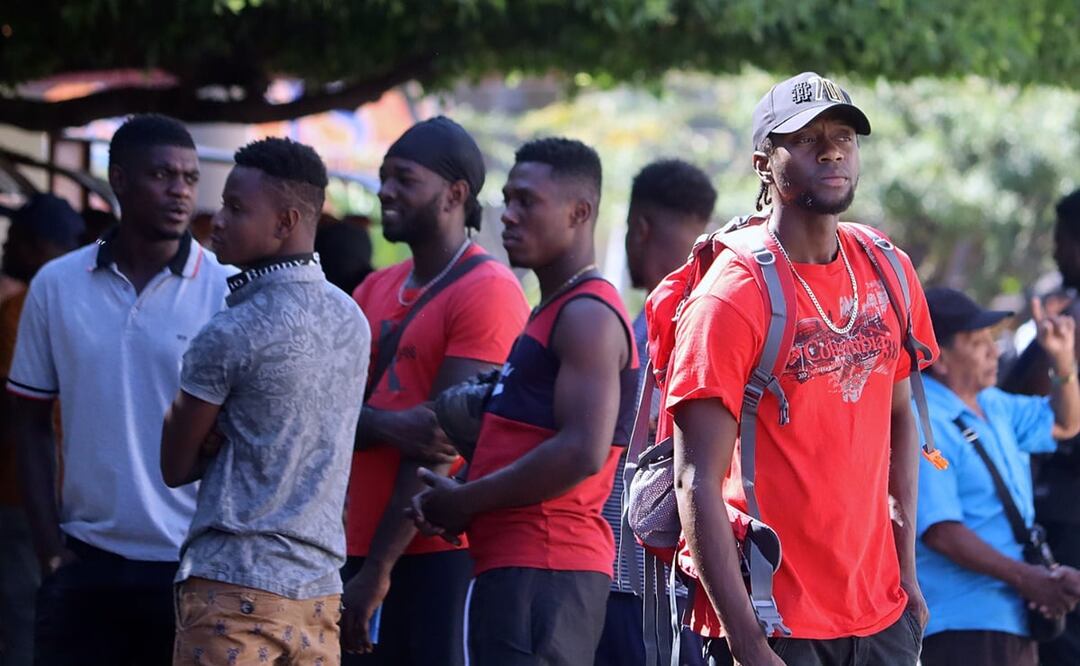 Hallan a 123 migrantes encerrados en un tráiler en San Luis Potosí. Foto Archivo EFE