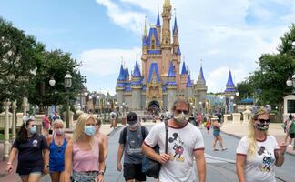 Turista lleva armas a Disney World por 'temor' a protestas en Florida