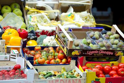 Hombre que destruyó con un hacha un puesto de frutas en California deberá pagar 2.8 millones de dólares