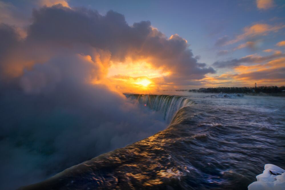 Eclipse total de Sol. Estado de emergencia en Niagara, Canadá, por eclipse del 8 de abril. Foto iStock / Jun Zhou