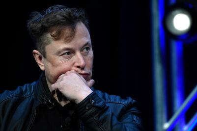 Elon Musk amenaza con demandar a Apple por excluir X y Grok de la App Store