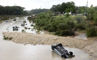 Suman 10 muertos por fuertes tormentas en San Antonio; aún hay desaparecidos