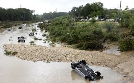 Suman 10 muertos por fuertes tormentas en San Antonio; aún hay desaparecidos