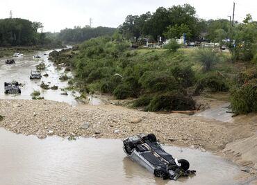 Suman 10 muertos por fuertes tormentas en San Antonio; aún hay desaparecidos