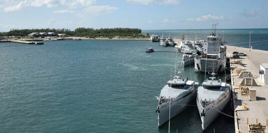 Arrestan a chinos por tomar fotografías en base militar de Florida
