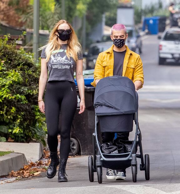 Sophie Turner arrasa en leggings negros durante paseo familiar