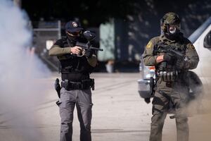 Tensión en Chicago: ICE lanza gas lacrimógeno y balas de pimienta contra más de 100 manifestantes. VIDEO