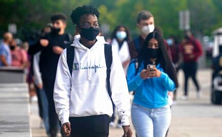 Hombre se quita la ropa en reunión escolar para abogar por el uso de cubrebocas 