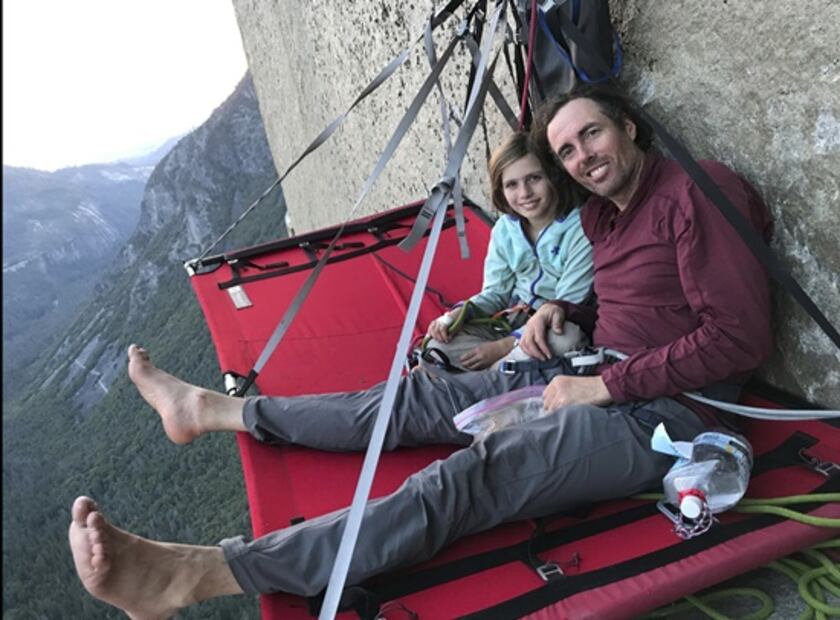 Niña de 10 años escala montaña en el Parque Nacional Yosemite