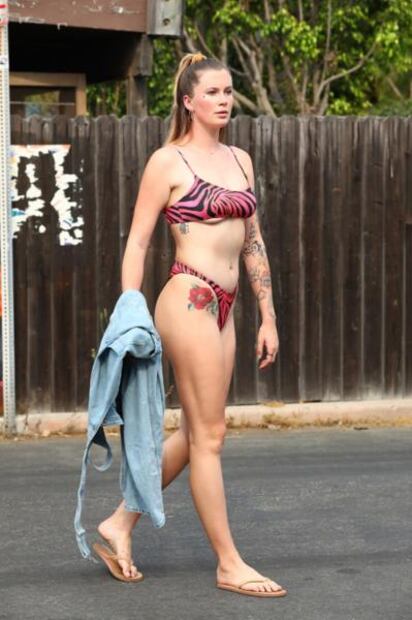 Ireland Baldwin deja al descubierto sus tatuajes con bikini rosa