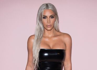 Kim Kardashian se luce… ¿como Megan Fox? con pequeño bikini blanco en la playa