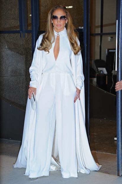 Jennifer Lopez se luce en jumpsuit de escote por Nueva York