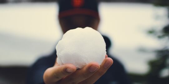 Conductor balea a niños que le arrojaron bolas de nieve