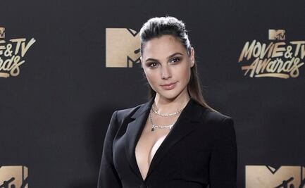 Gal Gadot presume 'abs de acero' con crop top en la playa