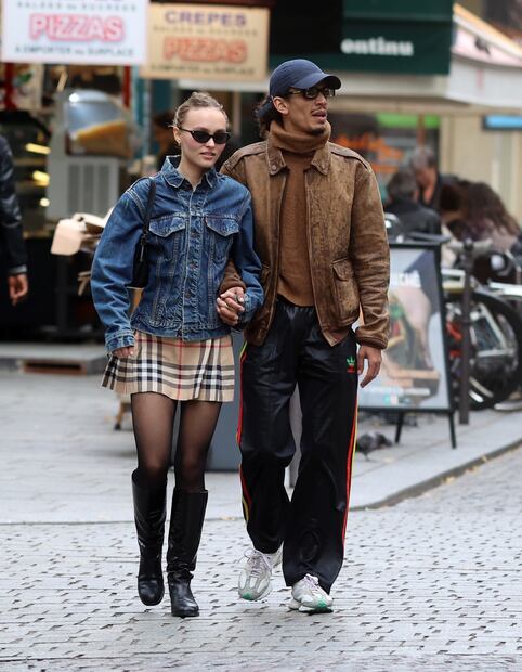 Hija de Johnny Depp cautiva con minifalda a cuadros en París
