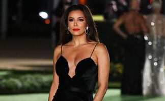 Eva Longoria posa en pequeño bikini naranja y deslumbra a los 46