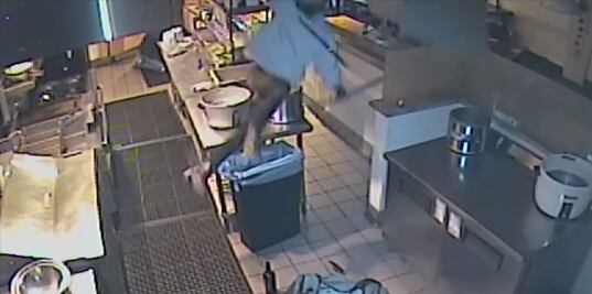 Video. Mujer cae de techo al robar restaurante en California