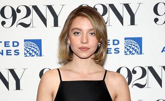 Sydney Sweeney impone tendencia con minivestido de transparencias en Nueva York