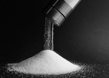 Investigación advierte por microplásticos “cancerígenos” en la sal de mesa