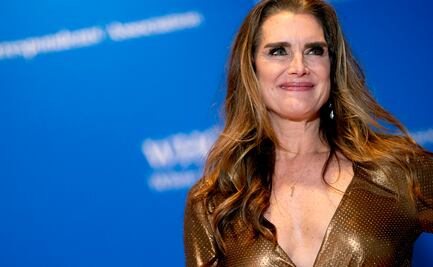 Brooke Shields se mete a la piscina y conquista con traje de baño a los 57 años