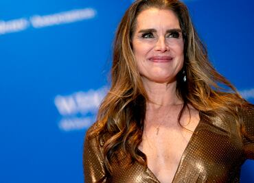 Brooke Shields se mete a la piscina y conquista con traje de baño a los 57 años