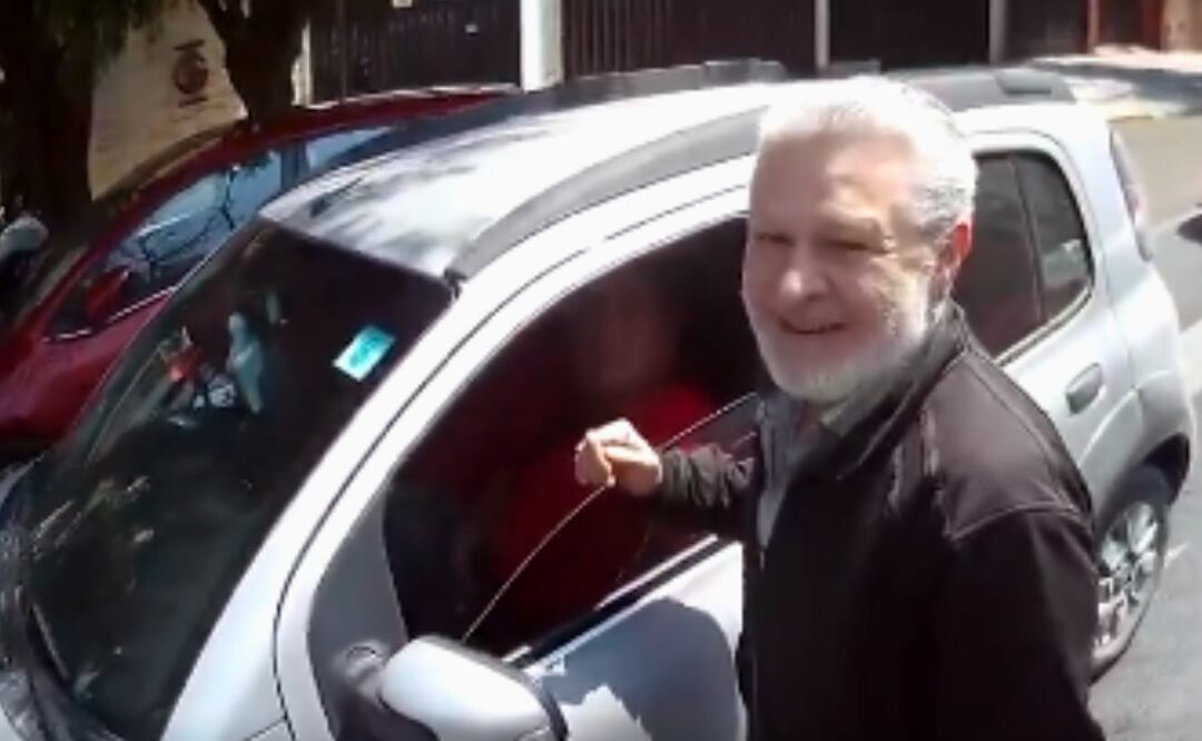 Confrontan a adulto mayor que estafa a automovilistas para obtener dinero en la CDMX. Foto: Captura X