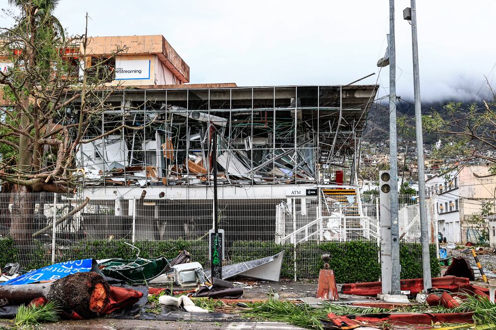 Escombros en una calle afectada por el paso del huracán Otis, en Acapulco, en el estado de Guerrero. Foto EFE/ David Guzmán
