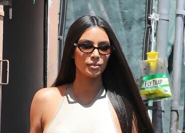 Kim Kardashian luce curvilínea con bodysuit al estilo braless