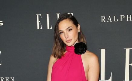 Gal Gadot presume figura con vestido satinado en sesión de fotos