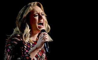 Adele pospone su residencia de 24 fechas en Las Vegas
