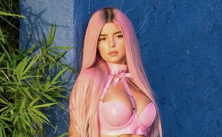 Demi Rose presume su trabajado derrière con vestido traslúcido en Turquía