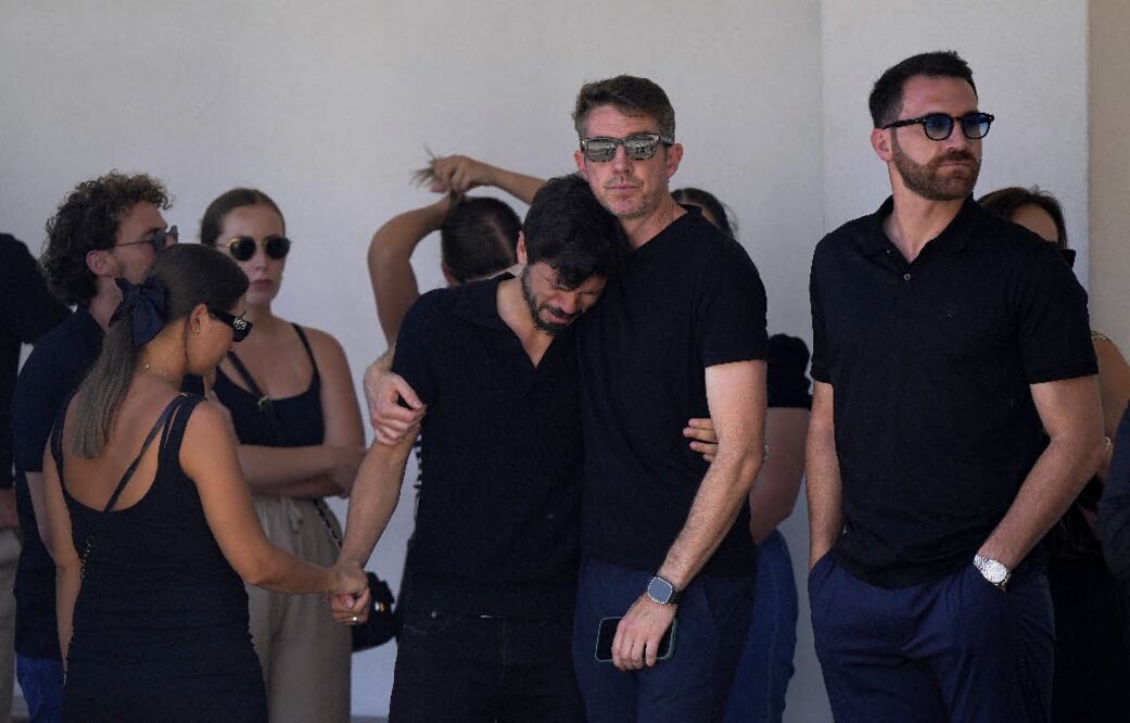 Familia del jugador del Liverpool Diogo Jota y su hermano se reúne en capilla antes de funeral.  (AP Photo/Manu Fernandez)