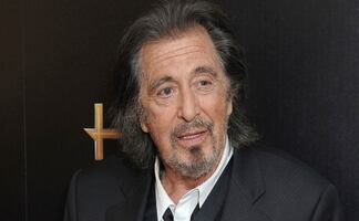 Captan a Al Pacino, de 85 años, muy cariñoso con una joven periodista en Italia