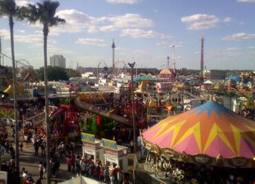 Niña cae más de 10 metros desde juego de feria estatal de Florida