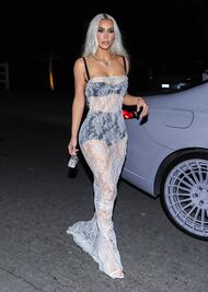 Kim Kardashian lo enseña todo con atuendo transparente