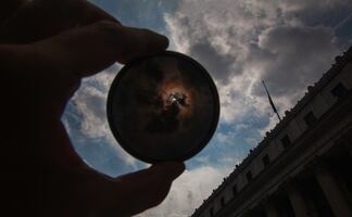 ¿Cómo ver de forma segura el eclipse solar anular de 2023, según la NASA?